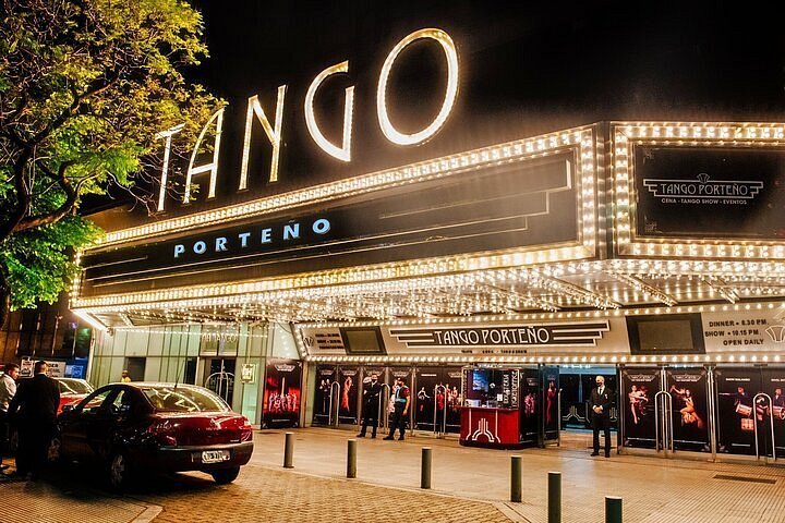 Fachada iluminada de Tango Porteño